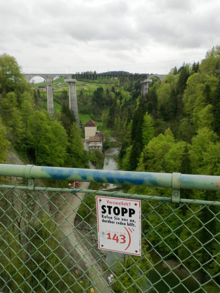 Hinter mir Zugbrücke, vor mir Zugbrücke, relativ hoch