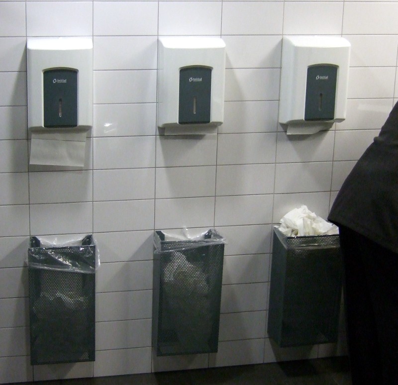 ZRH, Herrentoilette bei A-Gates, Papierverteilung