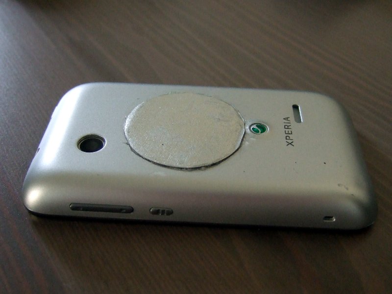 Ein dünnes Stahlblech auf die Telefonrückseite geklebt, damit der Magnet was zum Halten hat.