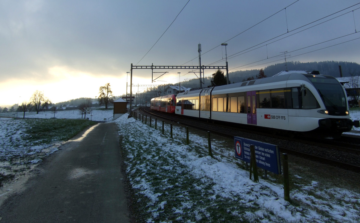 Einer der letzten Halte der S-Bahn S1 am Haltepunkt Algetshausen-Henau.