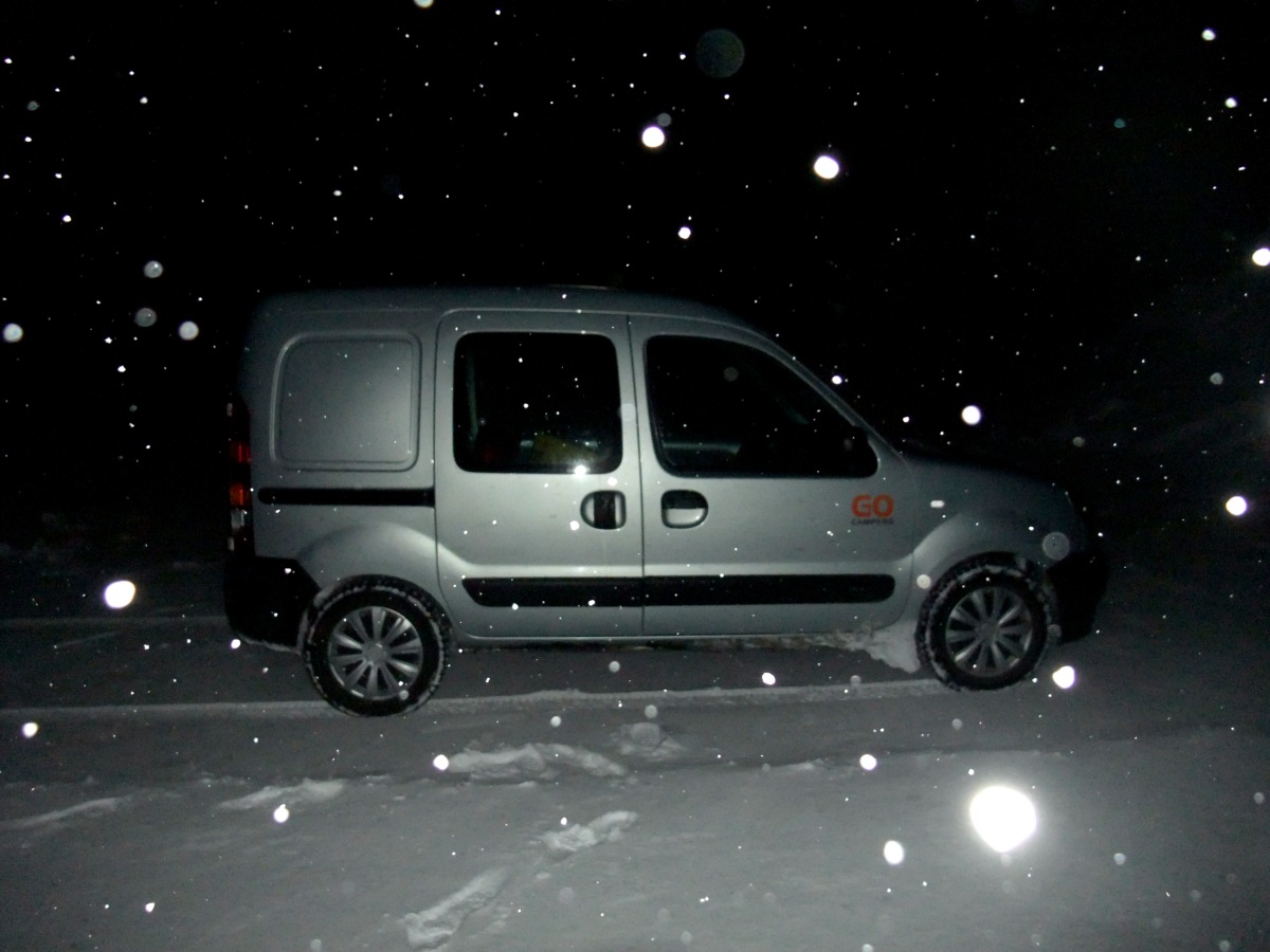 Der Renault Kangoo Automatik im Schneetreiben.