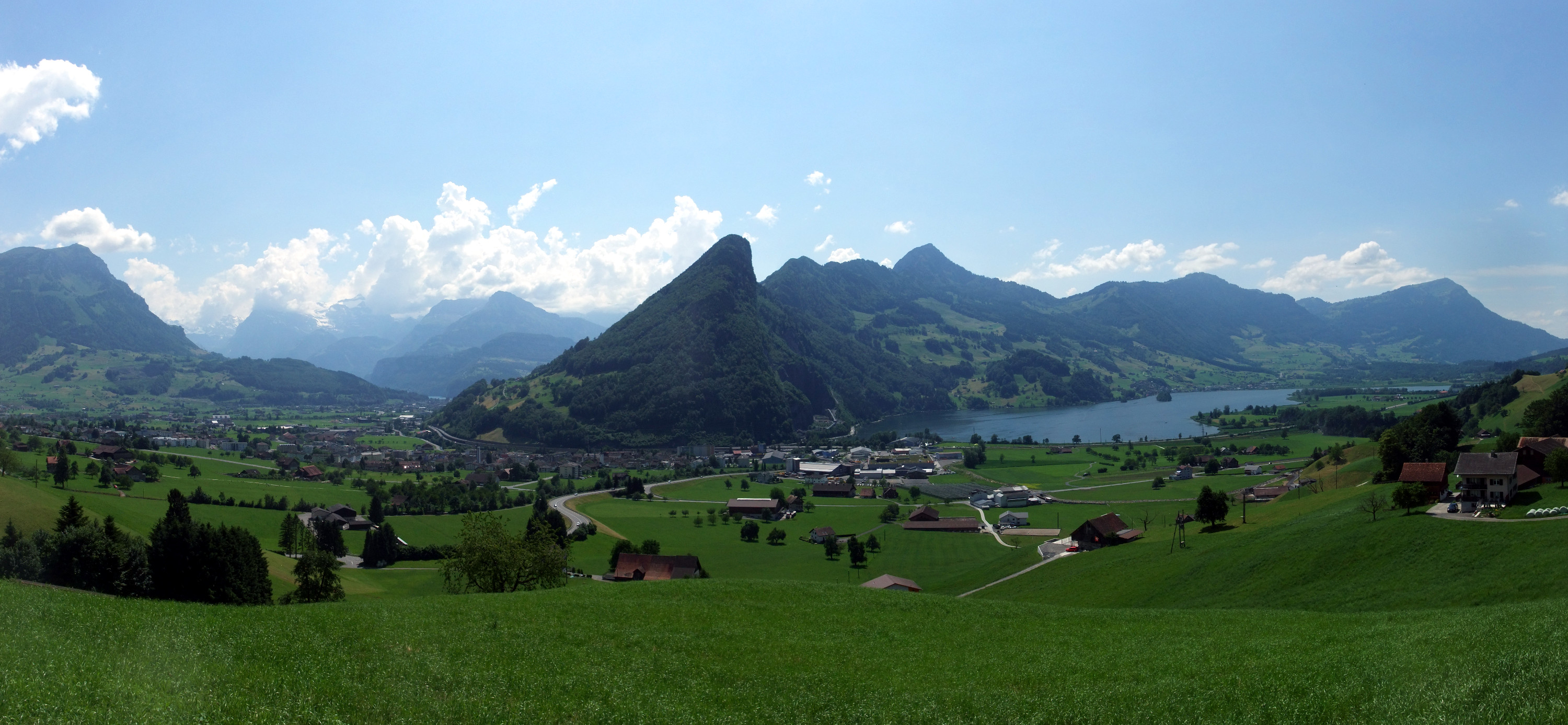 Panorama über Schwyz: links Schwyz SZ, im linken Tal dann Brunnen und der Vierwaldstättersee, rechts der Lauerzersee.