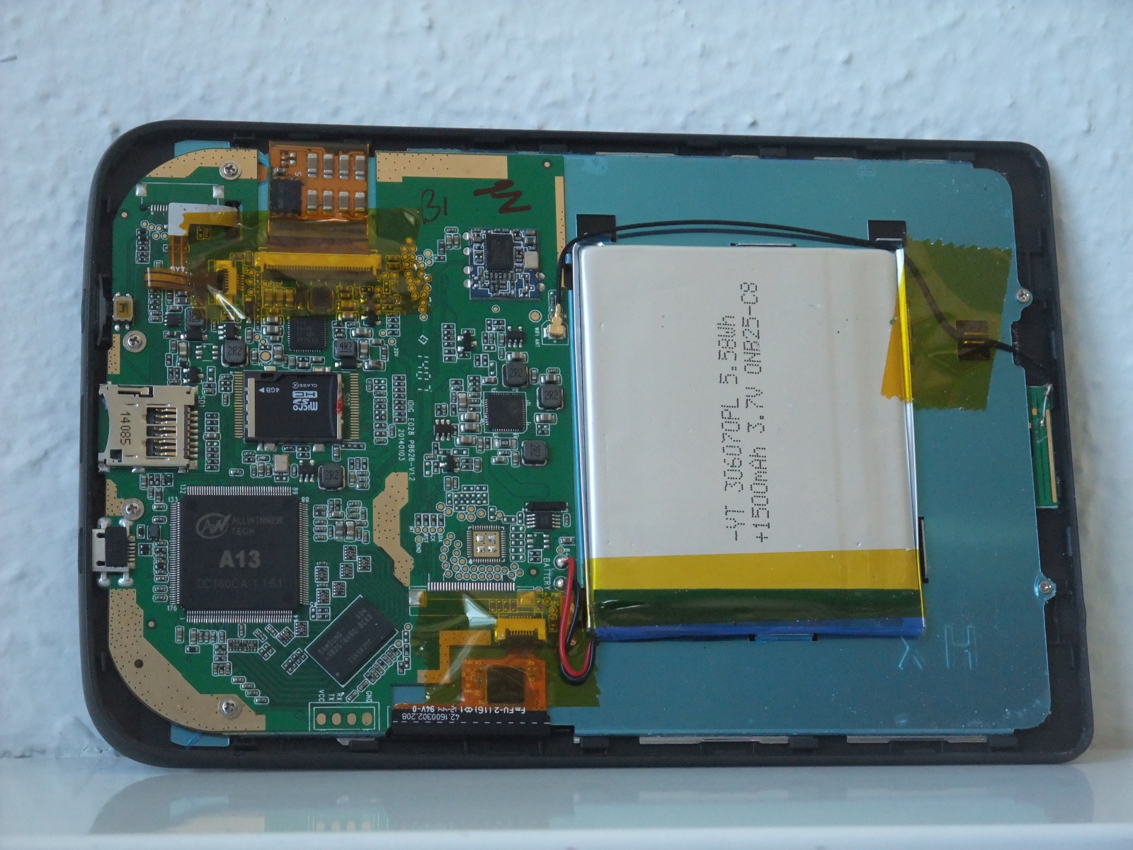 Pocketbook 626 (= Pocketbook Touch Lux 2 bzw. PB626-Y-WW) geöffnet. 4-GB-Micro-SD-Karte auf der Platine etwa in der Mitte links.